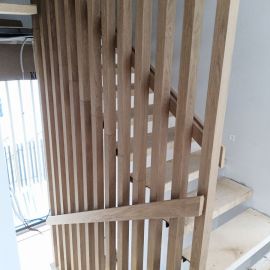 Internal staircase dividers with oak posts